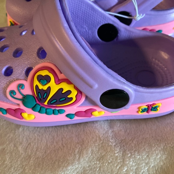 NWT girls Clogs purple with butterfly design - Picture 2 of 6